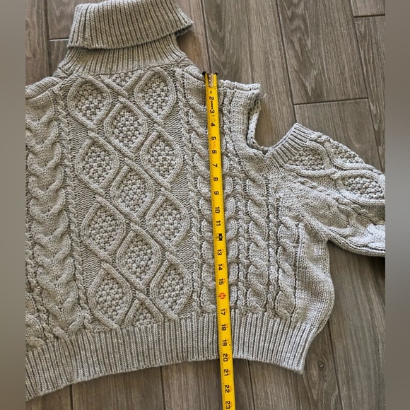 Lalavon|Chunky grey knit,fisherman knit turtleneck sweater,cold shoulder•LARGE - Picture 8 of 9